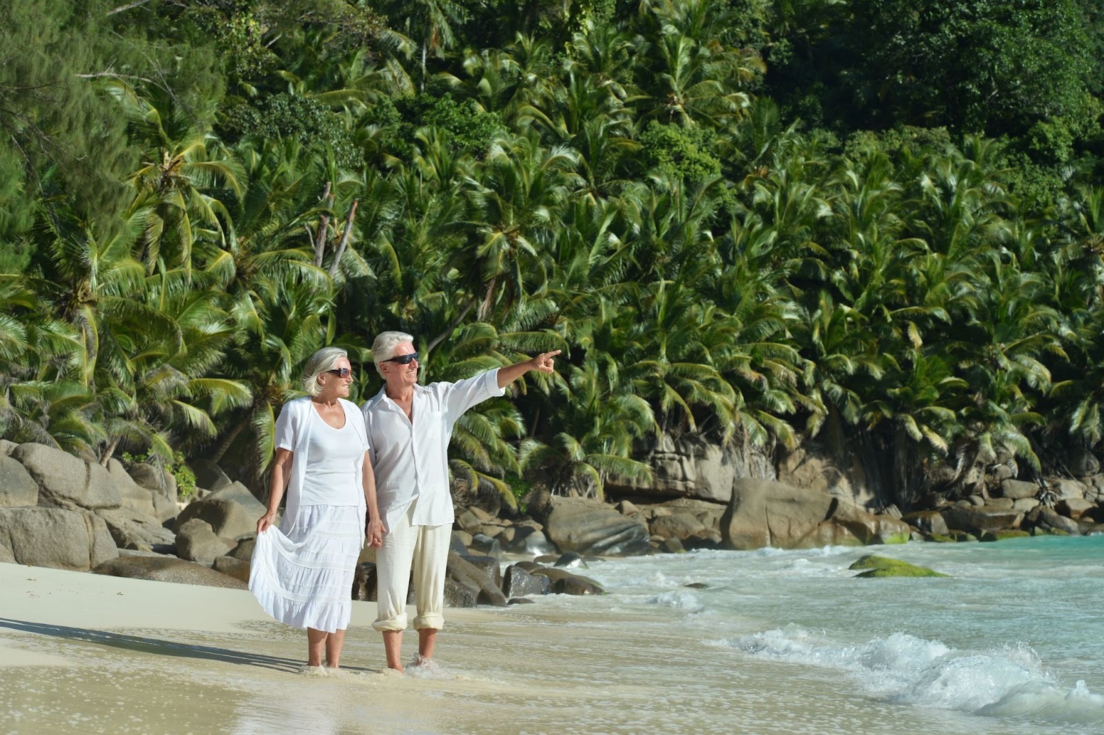 couple by the ocean in Bali